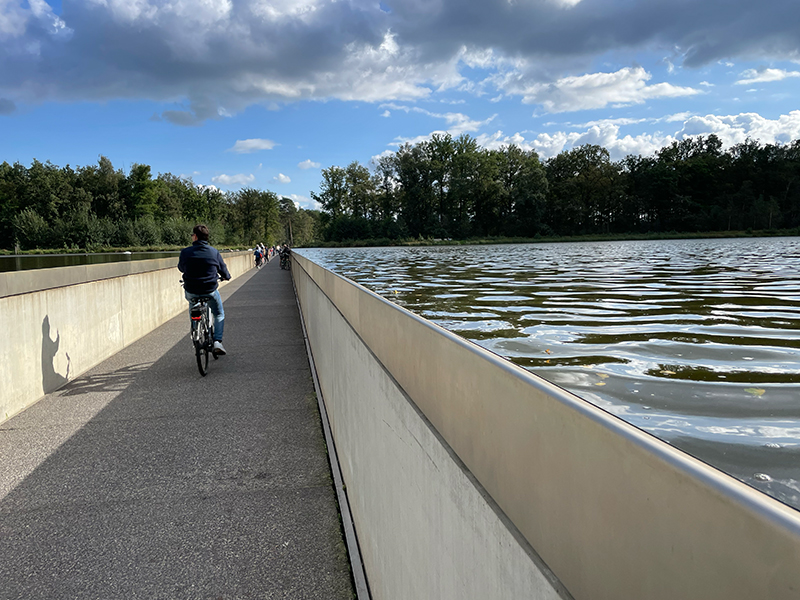 Fietsen door het water